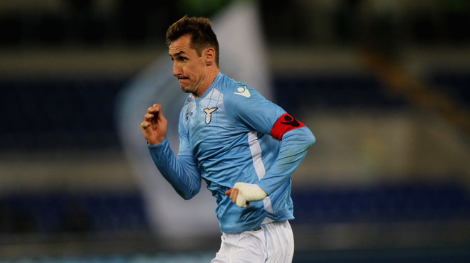 姆巴佩速度突破 防线全面告急（姆巴佩闪电突进 后防线告急）