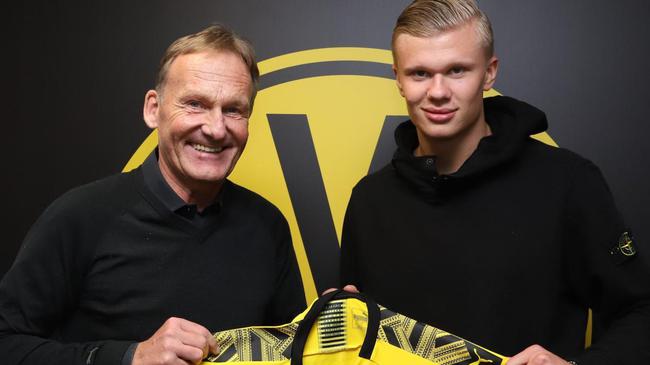 中超赛场争议判罚：VAR判罚引发热议,（中超场上风波再起：VAR判罚成焦点）