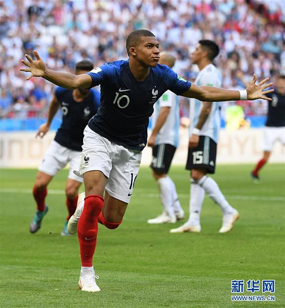 17岁273天，卡尔是拜仁队史德甲单场传射建功最年轻的球员（17岁273天！卡尔刷新拜仁纪录，成德甲单场传射最年轻球员）