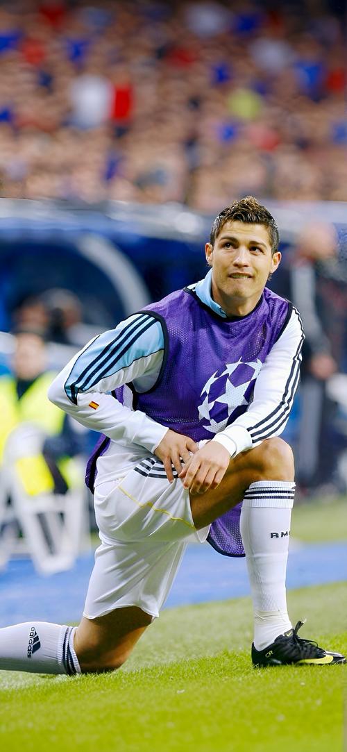 队报：里昂公布24／25赛季财报，俱乐部净亏损超2亿欧元（队报：里昂发布24／25赛季财报，净亏损超过2亿欧元）