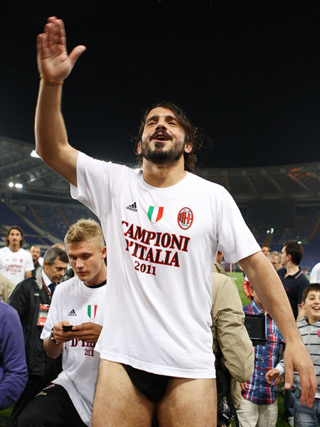 小孔塞桑被换下情绪激动不是因为斯帕莱蒂，是因摄影师险些绊倒他（小孔塞桑被换下情绪激动，非因斯帕莱蒂，而因摄影师差点绊倒他）