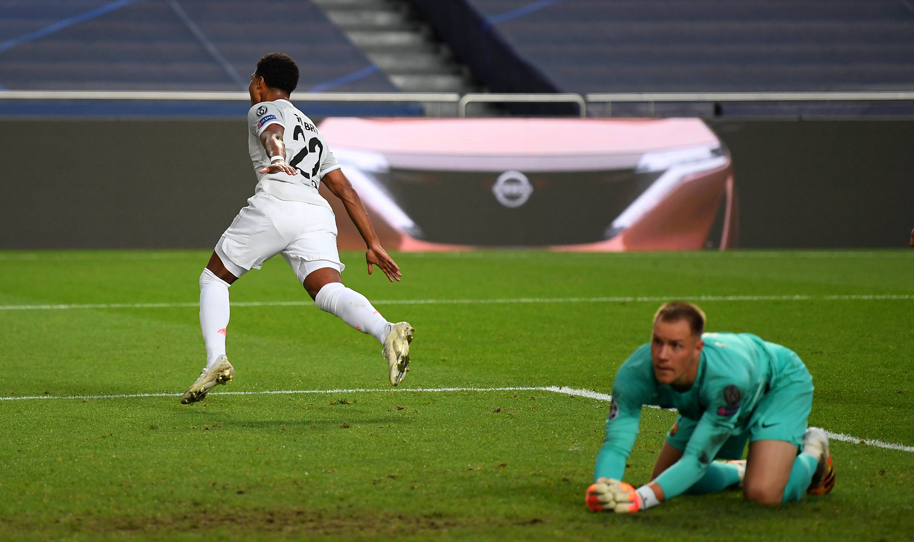 弗赖堡4-3沃尔夫斯堡，格里福点射，舍尔汉特破门（弗赖堡4比3击败沃尔夫斯堡：格里福点球破门，舍尔汉特建功）