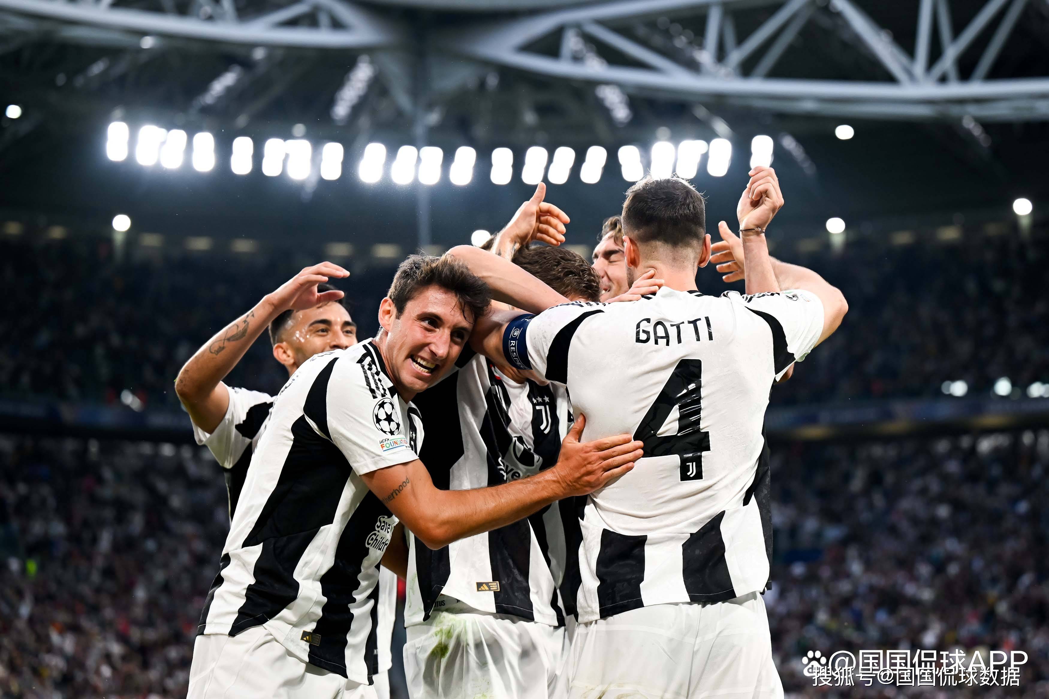 C罗挑战机器人守门员，射门频频被挡出，最后抓住漏洞进球（C罗与机器人门将过招，多次射门被化解，终寻破绽破门）