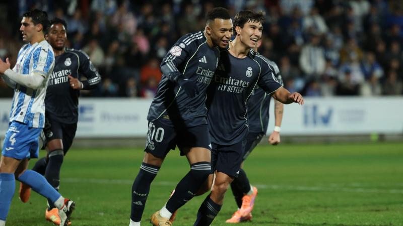 巴萨4人面临黄牌停赛风险：卡萨多、德容、费尔明和亚马尔（巴萨四将接近停赛边缘：卡萨多、德容、费尔明与亚马尔均差一黄）